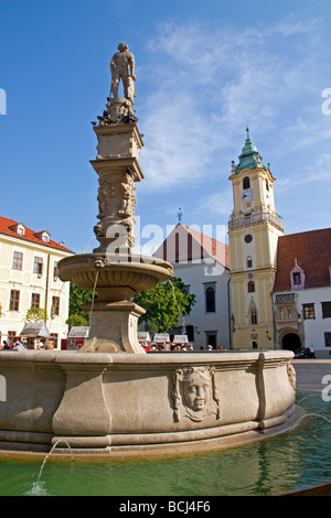 Hlavne namestie Square de Bratislava avec Roland Fontaine, avec statue de Maximilien, et l'ancien Hôtel de Ville Tour de l'horloge Banque D'Images