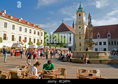 Hlavne namestie Square de Bratislava avec l'ancien Hôtel de Ville Tour de l'horloge et Roland Fontaine avec statue de Maximilien Banque D'Images