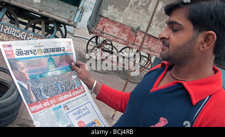 Man reading Gujarati histoire de journal de Barack Obama inauguration présidentielle américaine Bhavnagar Gujarat Inde Banque D'Images