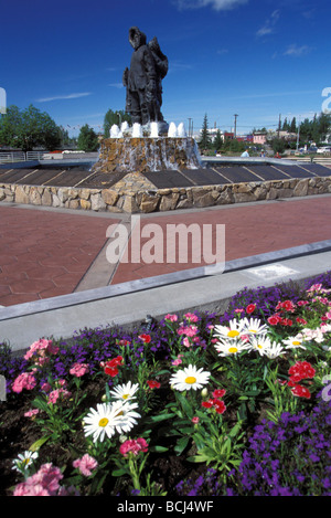 Statue de première famille inconnue w/fleurs en Alaska à Fairbanks Golden Heart Park Banque D'Images