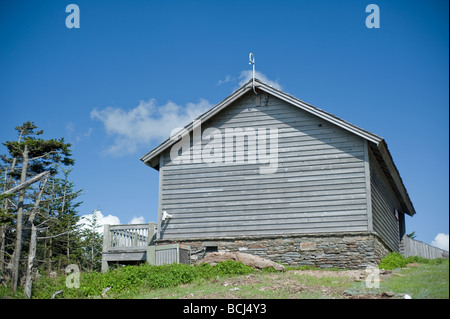 Cabine gris au Mont Mitchell State Park dans les montagnes de la Caroline du Nord occidentale avec ciel bleu derrière Banque D'Images