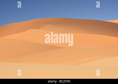 Erg Chebbi dunes de sable dans le désert du Sahara, près de Merzouga, Maroc du Sud, l'Afrique du Nord Banque D'Images