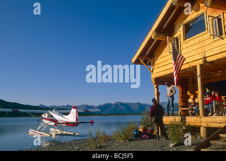 Visiteurs & hydravion @ cabane sur le Lac Selby AR AK Portes de l'Arctique NP Banque D'Images