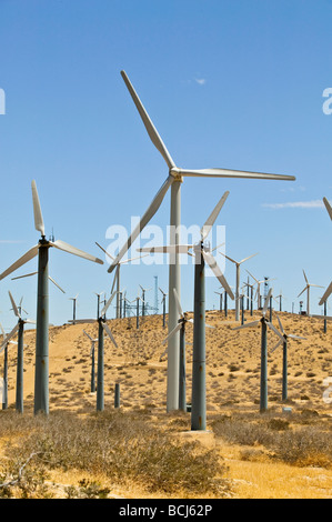 Génération d'énergie éoliennes sur desert hill contre sky Palm Springs Californie USA vallée de Coachella Banque D'Images