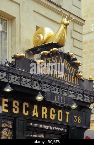 Escargot géant à l'Escargot Montorgueil restaurant sign au 45 rue Montorgueil dans quartier des Halles à Paris France Banque D'Images