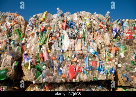 Des balles en plastique écrasé au chantier de recyclage des contenants de boissons, à Indio en Californie USA Banque D'Images