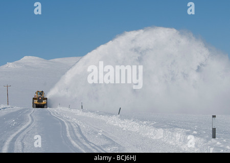 Chasse-neige supprime la neige de route près de Nome, en Alaska, au cours de l'hiver Banque D'Images