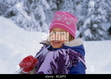 Jeune fille suce sur Icicle SC Hiver Alaska Banque D'Images