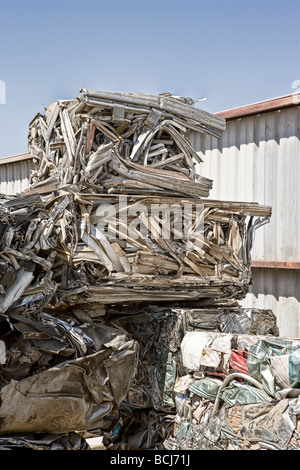 Pile de cube écrasé et formé à l'aluminium métal chantier de recyclage Indio Californie USA Banque D'Images