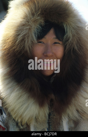 Les Autochtones de l'Alaska Eskimo femme parka de fourrure à Kotzebue AK/nportrait les Inupiat de l'été Banque D'Images