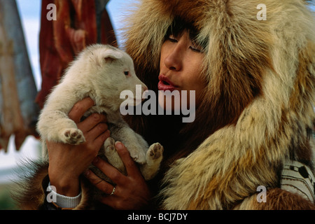 Les Autochtones de l'Alaska Eskimo femme avec l'été en Alaska Kotzebue chiot parka de fourrure Banque D'Images