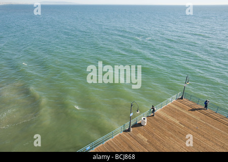Vue de dessus de personnes debout au garde-corps de la jetée de Santa Monica à Santa Monica, Californie, USA Banque D'Images