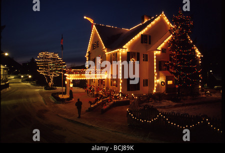 Lumières de Noël Hôtel des Gouverneurs de la nuit, l'hiver du Sud-Est AK Juneau Banque D'Images