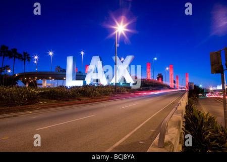 Signe tridimensionnel énonçant "LAX" à l'entrée de l'Aéroport International de Los Angeles à Los Angeles, Californie, au crépuscule. Banque D'Images