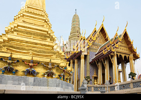 Les démons des créatures mythiques qui gardaient la stupa doré également connu sous le nom de Phra Sri Ratana Chedi Grand Palace Bangkok Thaïlande Banque D'Images