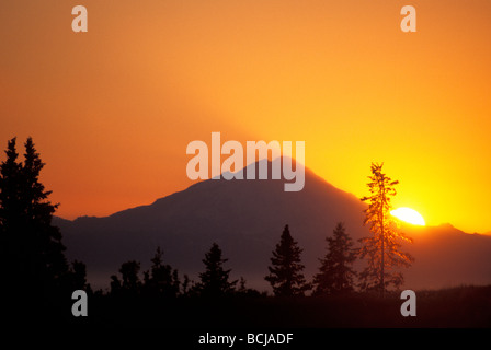 Coucher de soleil sur le Mt. Dans le lac Clark redoute comme vu du Parc National de la péninsule de Kenai, Alaska Banque D'Images