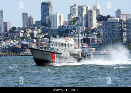 Garde côtière canadienne 47 pied canot à moteur basé à la Station de recherches de San Francisco Golden Gate Bay pour un rapport Pew (Personne dans l'eau) Banque D'Images