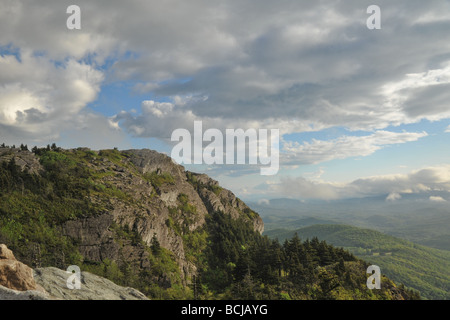 Vue depuis la Grandfather Mountain dans le montagnes des Appalaches de la Caroline du Nord, États-Unis d'Amérique et la zone Gorge Linville Banque D'Images