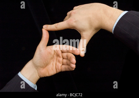 Les mains des hommes contre le noir Banque D'Images