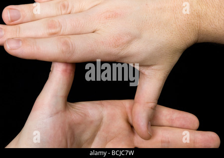 Les mains des hommes contre le noir Banque D'Images