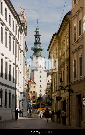 La vieille ville de Bratislava avec St Michael's Gate Tower Banque D'Images