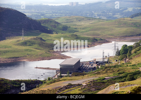 L'énergie hydro-électrique du Ffestiniog power station, avec la mise hors service Trawstynydd centrale nucléaire sur l'horizon. Banque D'Images