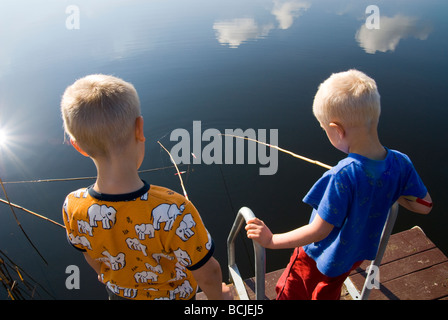 Deux jeunes garçons d'un quai de pêche Banque D'Images