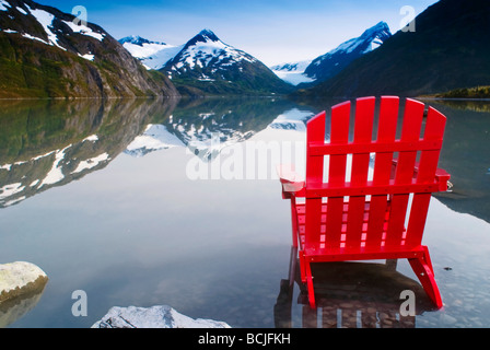 Chaise Adirondack rouge à Portage Lake avec Chugach montagnes en arrière-plan, Southcentral Alaska, Banque D'Images