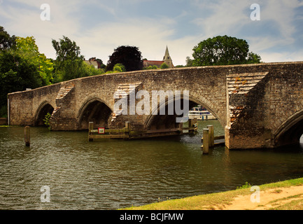 Pont à East Farleigh traversant la rivière Medway Kent England UK Banque D'Images