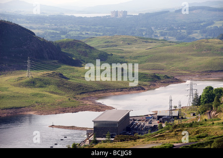 L'énergie hydro-électrique du Ffestiniog power station, avec la mise hors service Trawstynydd centrale nucléaire sur l'horizon. Banque D'Images