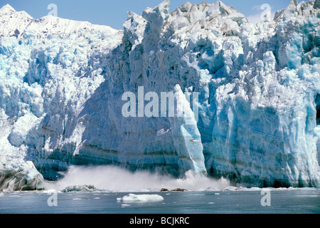 Ice Chunk gros veaux de la face du glacier Hubbard Southeast Alaska Summer Banque D'Images