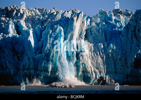 Ice Chunk gros veaux de la face du glacier Hubbard SE Banque D'Images