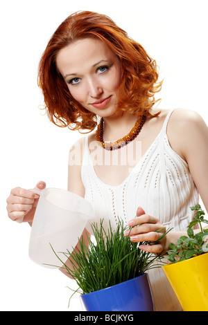 Portrait d'une jeune femme avec un arrosage chive Banque D'Images