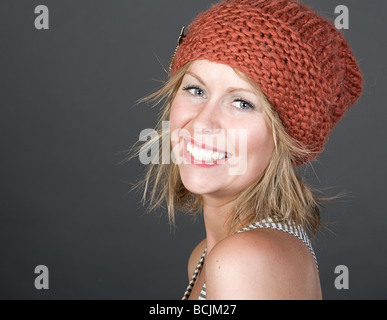 Tiré d'une belle blonde Girl Smiling in Beanie Hat Orange Banque D'Images