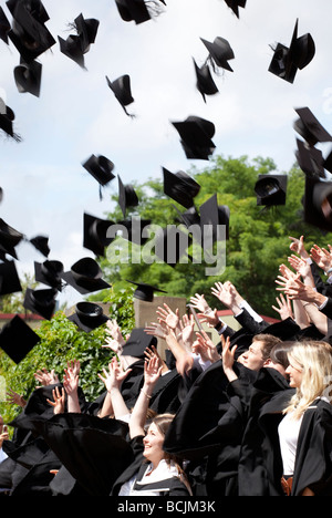 Il y a quelques étudiants conseils de mortier en haut à l'air après avoir obtenu son diplôme à l'Université de Birmingham England UK Banque D'Images