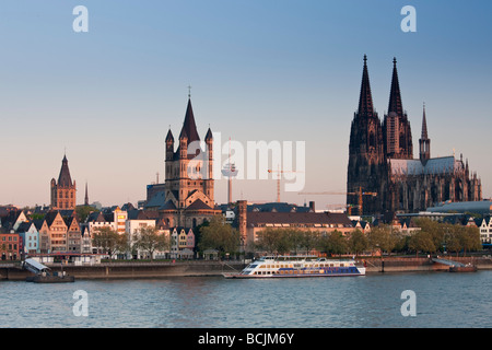 Allemagne, Nordrhein-Westfalen, Cologne, Gross-St. Martin Eglise et cathédrale de Cologne. Banque D'Images