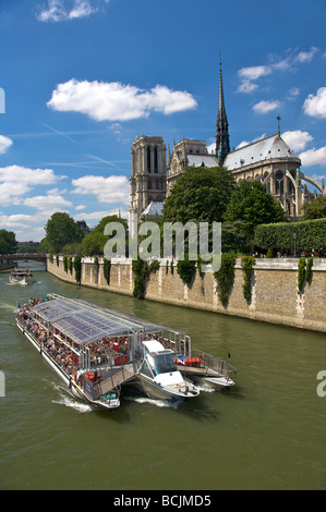 Excursion en bateau sur la Seine en passant par Notre Dame, Paris, France Banque D'Images