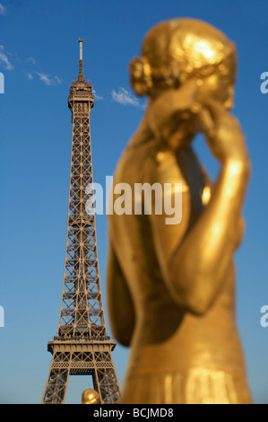 Palais de Chaillot et la Tour Eiffel, au crépuscule, Paris, France Banque D'Images