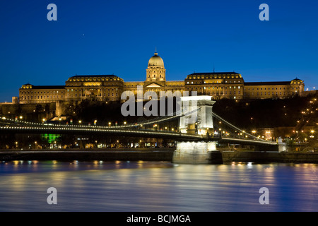 Pont des Chaînes et le Palais Royal sur la colline du Château, Budapest, Hongrie, RF Banque D'Images