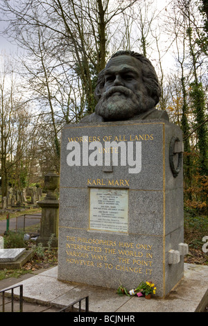 Tombe de Karl Marx, Cimetière de Highgate, Londres, Angleterre Banque D'Images