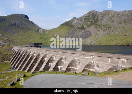 Le réservoir supérieur (Llyn Stwlan) et le barrage de la centrale de pompage Ffestiniog régime hydro-électrique, au nord du Pays de Galles. Banque D'Images