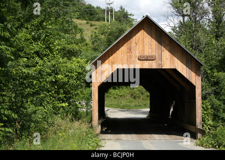 Le silex Pont couvert de Tunbridge Vermont. Tourné sur une belle journée d'été avec feuillage vert luxuriant. Banque D'Images