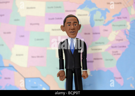 Barack Obama action figure en face de la carte de France Banque D'Images