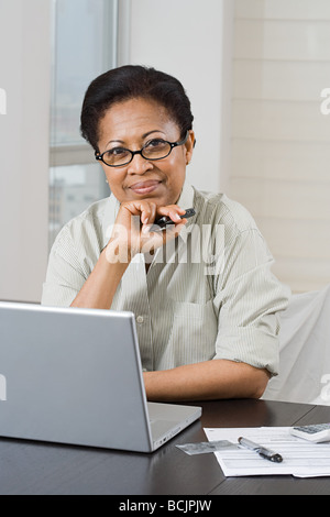 Woman doing home finances Banque D'Images