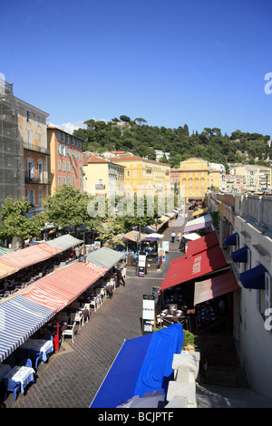 Marché et cafés sur le Cours Saleya à Nice France Banque D'Images