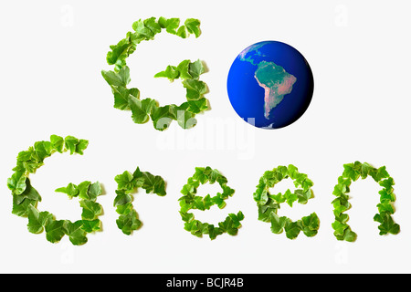 Passez au vert avec des feuilles écrites et de la planète terre Banque D'Images