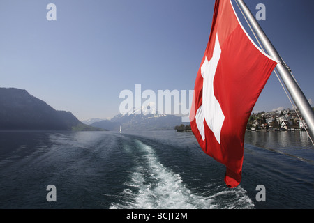 Le lac de Lucerne et drapeau suisse Banque D'Images