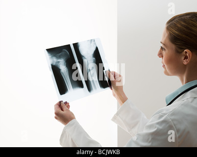 Les femmes médecins looking at x-rays Banque D'Images