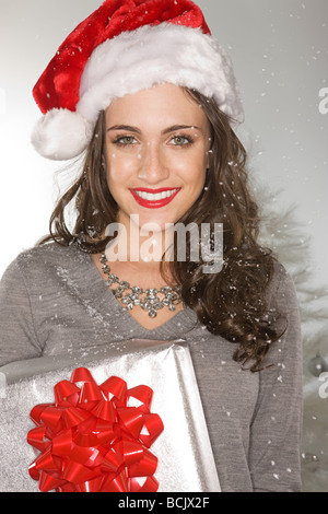 Smiling woman wearing a santa hat Banque D'Images