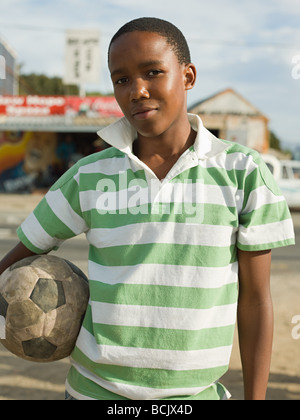 Teenage african boy avec football Banque D'Images